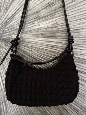 Jen & Co Black Textured Shoulder Bag - Sleek Everyday Crossbody